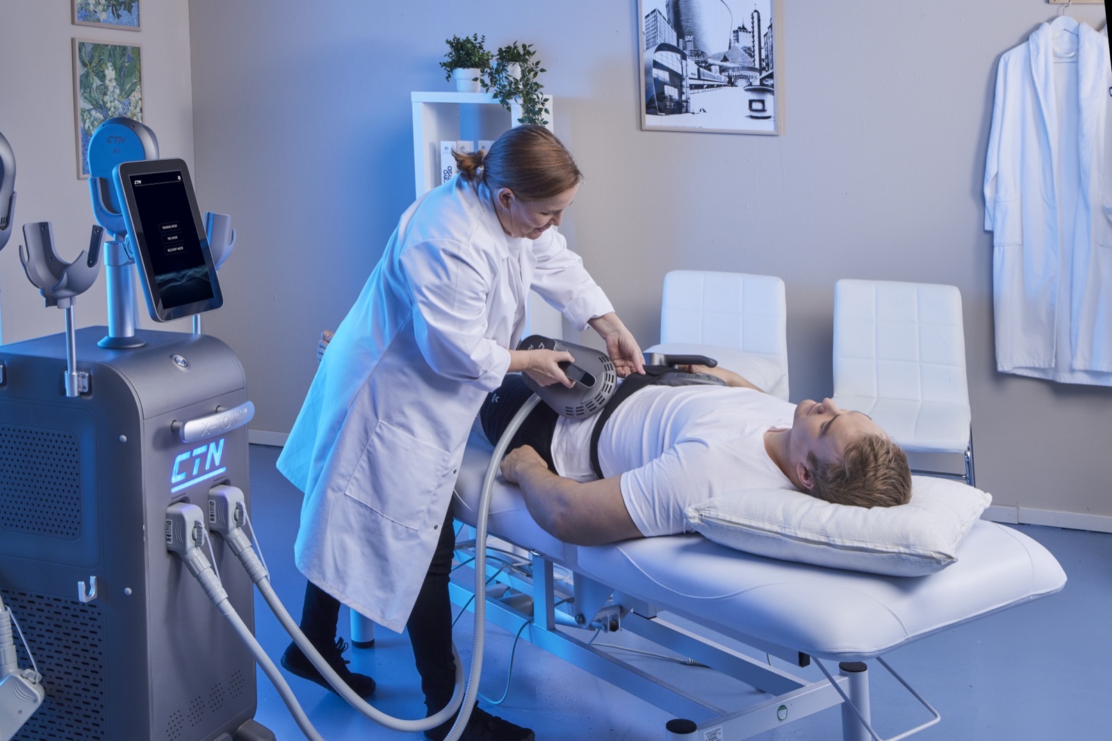 MMS-spierstimulatie met de CTN X-TONE™ tijdens een buikbehandeling in een professionele studio.