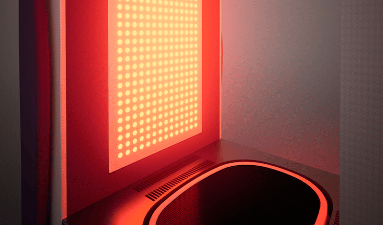 LedPro Vertical full-body roodlichttherapie cabine in een moderne wellnessstudio