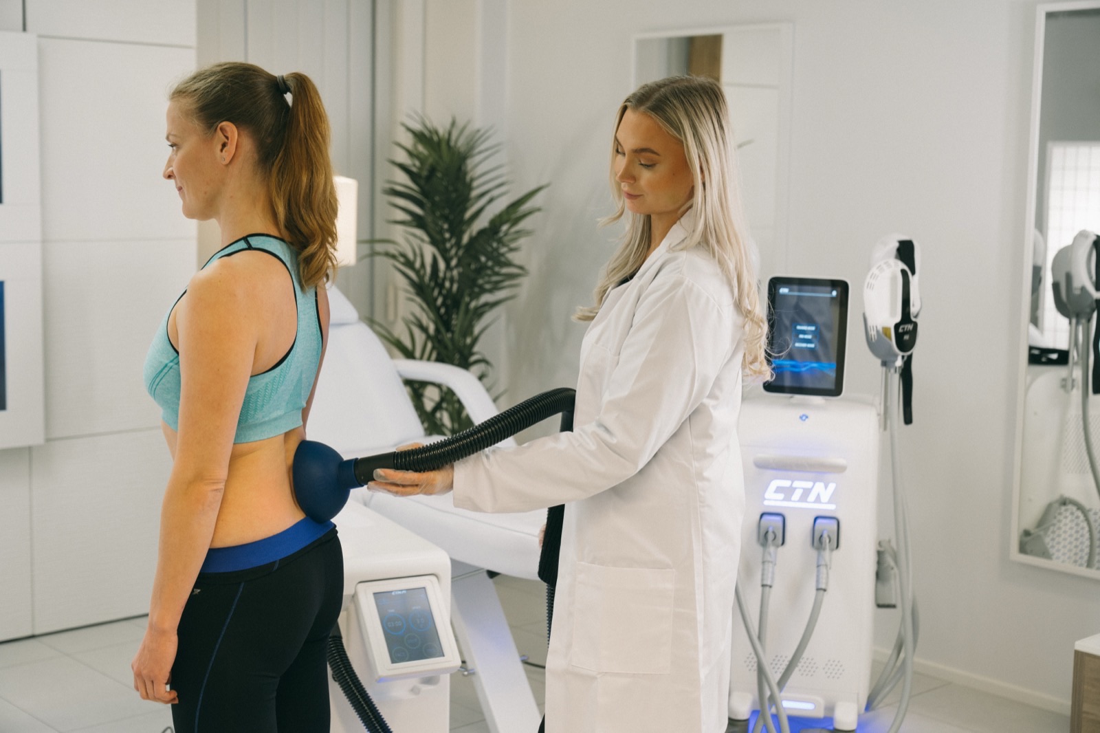 Fysiotherapeut past lokale cryotherapie toe met de X°CRYO™ applicator op de onderrug van een patiënt voor pijn- en spanningsvermindering.